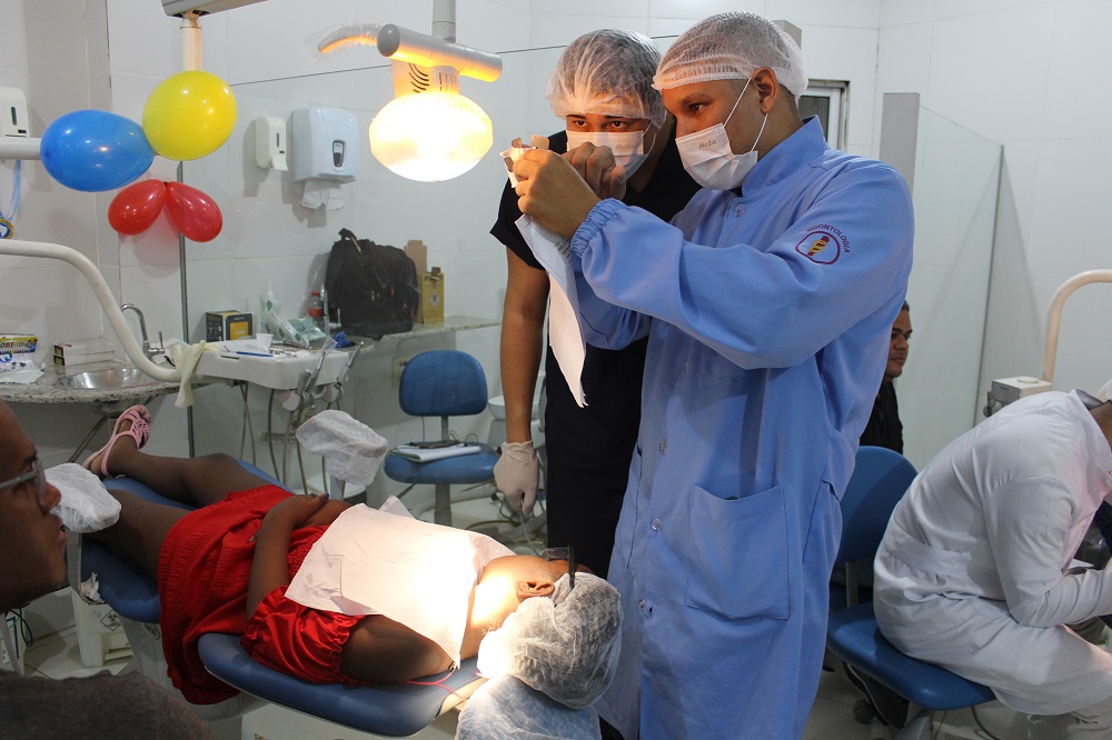 ALUNOS DE ODONTOLOGIA DA UNIRB REALIZAM ATENDIMENTO À CRIANÇAS NA CLÍNICA ESCOLA