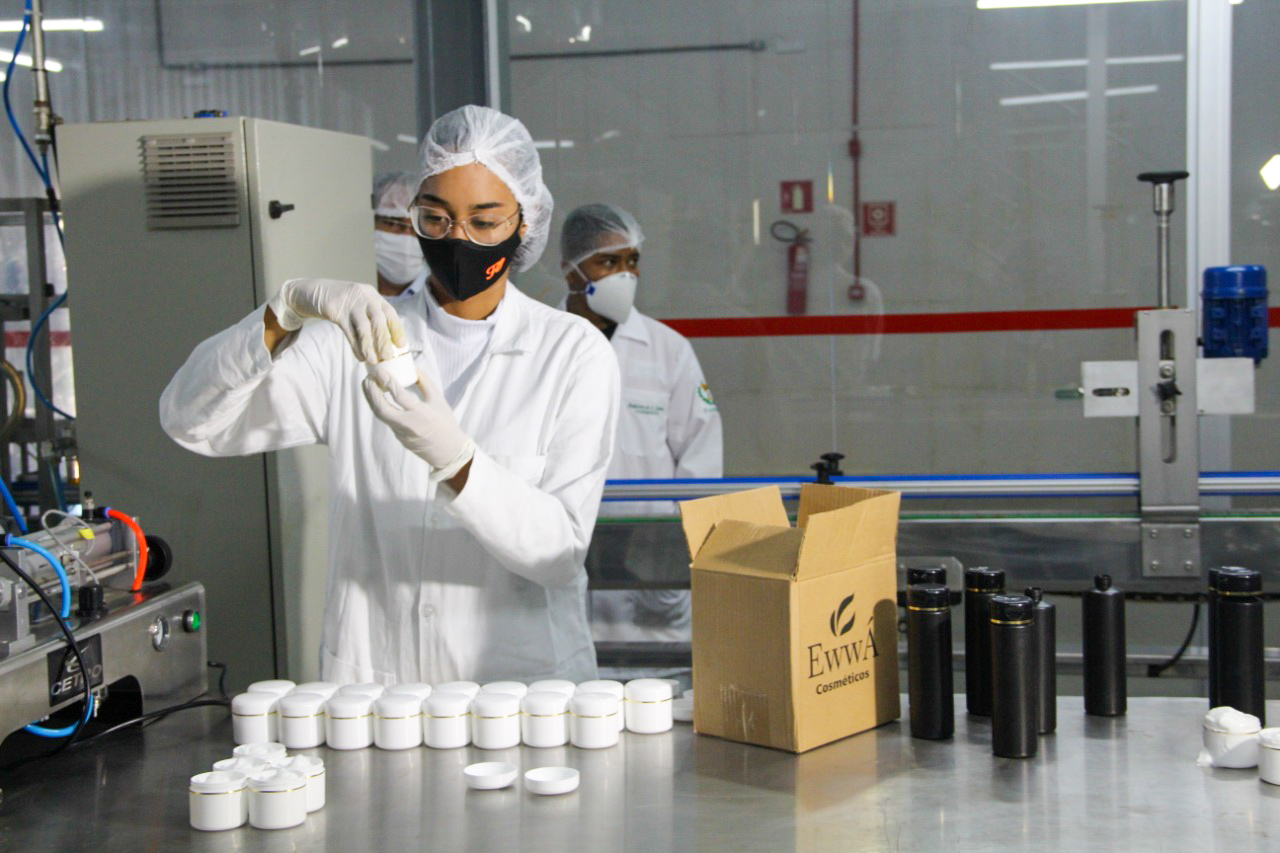 ALUNOS DO CURSO DE FARMÁCIA DA UNIRB PARTICIPAM DE VISITA TÉCNICA NA INDÚSTRIA EWWÁ COSMÉTICOS