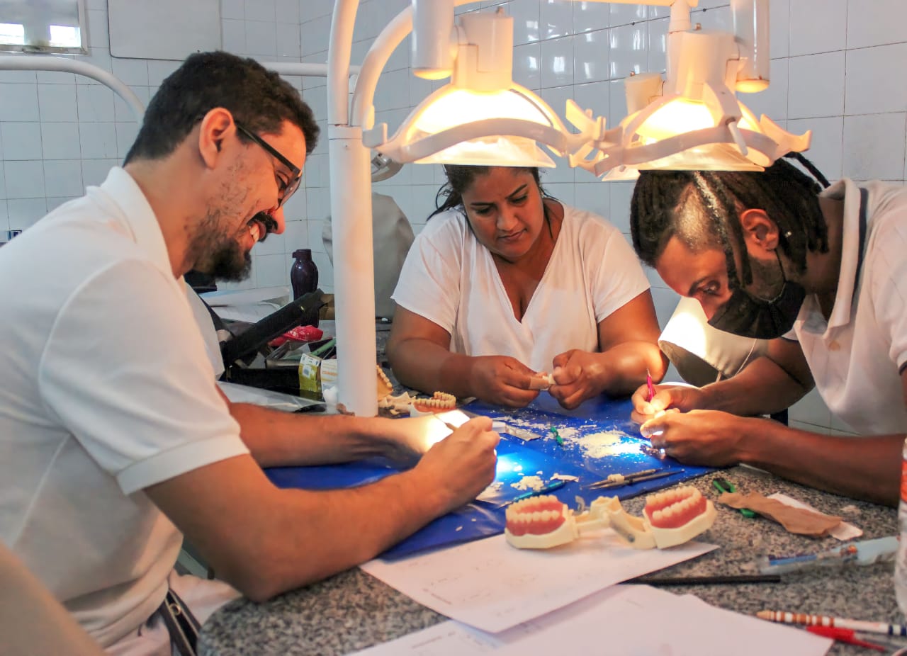 ALUNOS DA UNIRB REALIZAM PRÁTICA DE ESCULTURA ODONTOLÓGICA